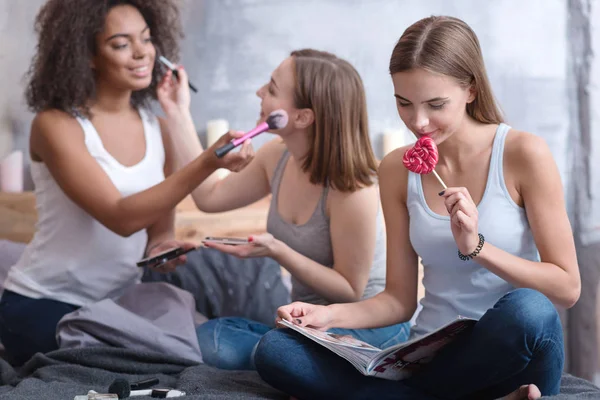 Hübsches junges Mädchen isst den Lutscher — Stockfoto