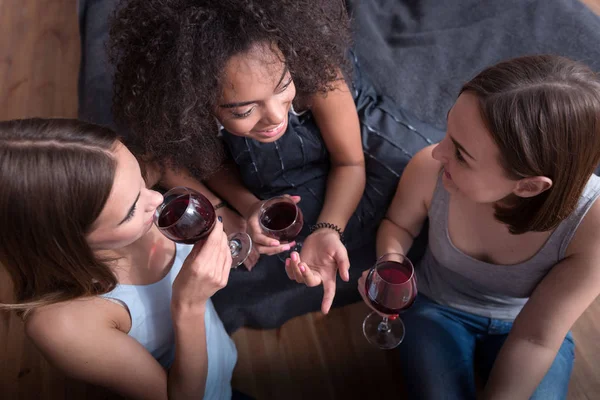 Feliz niñas beber vino y tener una conversación emocionante — Foto de Stock