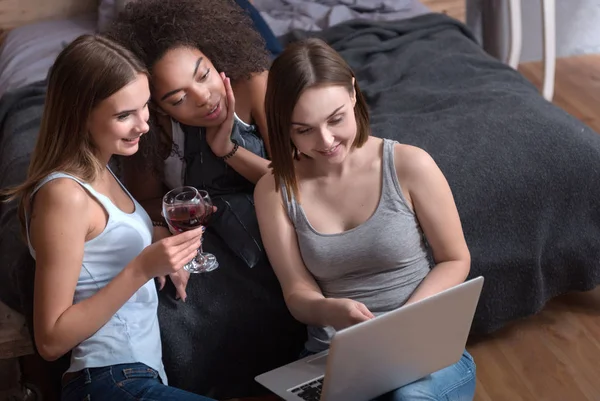 Fröhliche Freunde Wein trinken und im Internet surfen — Stockfoto