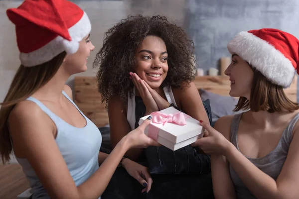Chicas sonrientes dándose regalos. — Foto de Stock