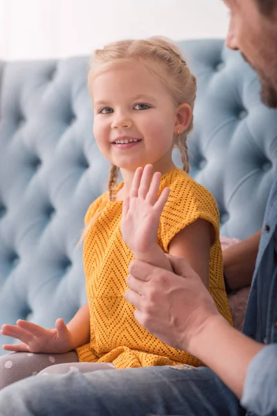 Felice bella ragazza agitando la mano — Foto Stock