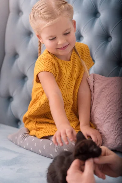 Carino ragazza gioiosa allungando la mano — Foto Stock