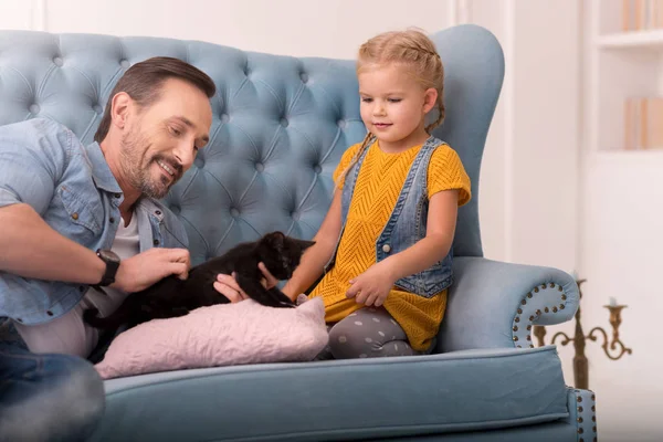 Angenehmer schöner Mann mit einer Katze — Stockfoto