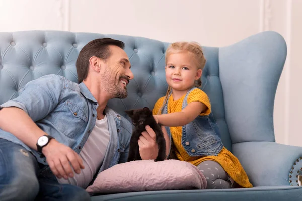 Allegro padre premuroso guardando sua figlia — Foto Stock