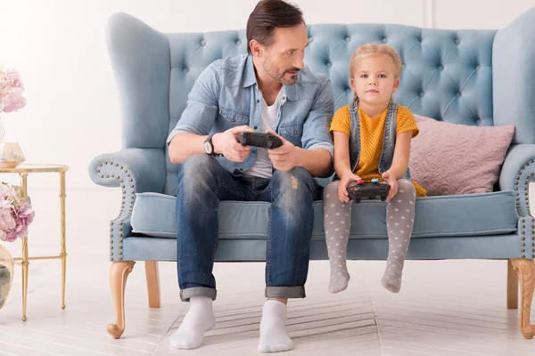 Menina muito séria segurando um console de jogo — Fotografia de Stock