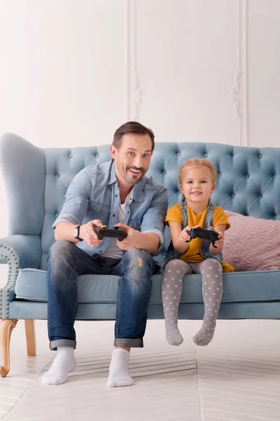 Bom olhar pai alegre jogando videogames — Fotografia de Stock