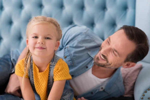 Милая маленькая девочка проводит время со своим отцом — стоковое фото