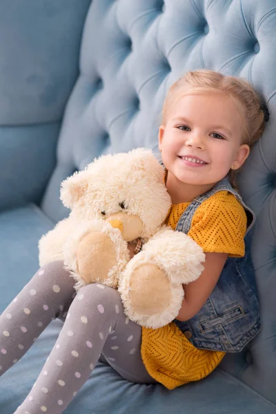 Jovencita alegre sosteniendo un osito de peluche — Foto de Stock