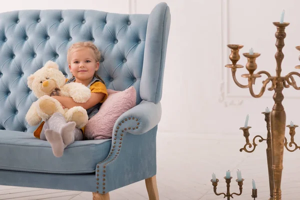 Positiv freudig mädchen holding sie spielzeug — Stockfoto