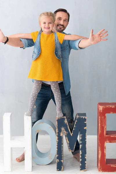 Nettes süßes Mädchen hält sich an den Vater — Stockfoto