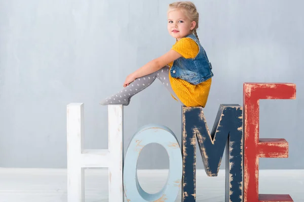 Linda niña sentada en la decoración del hogar —  Fotos de Stock