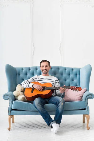 Hombre alegre positivo tocando la guitarra —  Fotos de Stock
