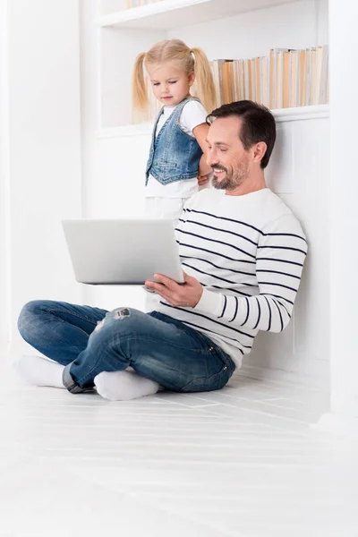 Allegro padre piacevole mostrando un video a sua figlia — Foto Stock