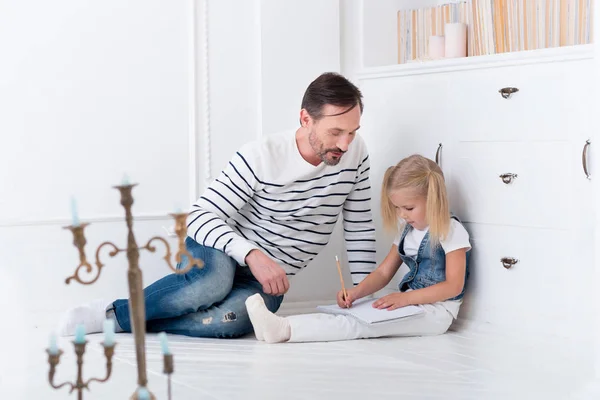 Intelligent hard werkende meisje haar huiswerk — Stockfoto