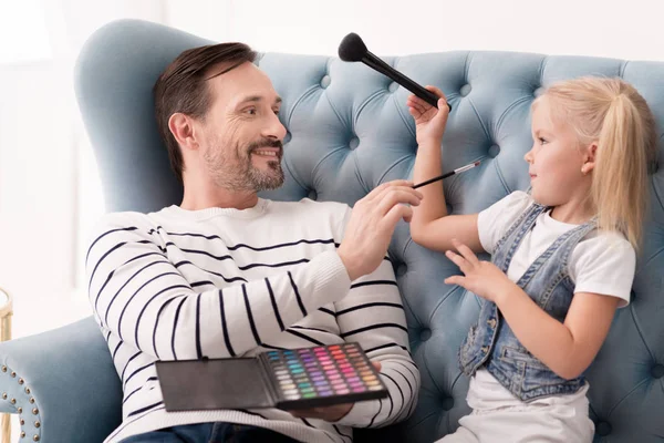 Positivo bell'uomo che tiene un pennello — Foto Stock