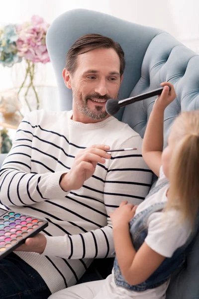 Alegre feliz padre divirtiéndose con su hija —  Fotos de Stock