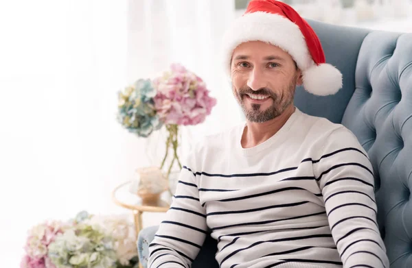 Guapo hombre alegre usando un sombrero de Santa — Foto de Stock