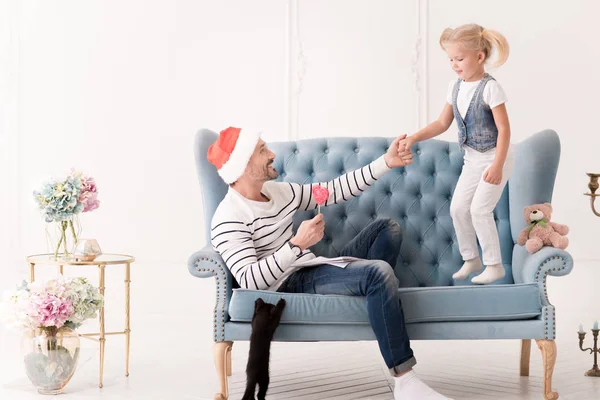 Bello uomo allegro che tiene per mano sua figlia — Foto Stock