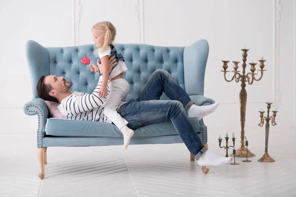 Bonito padre guapo sosteniendo a su hija —  Fotos de Stock