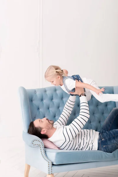 Carino bambina essere sollevato da suo padre — Foto Stock