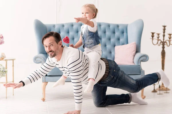 Blij positief mens die op handen en voeten — Stockfoto