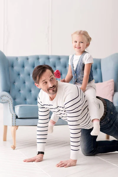 Omsorgsfuld kærlig far ridning hans datter på bagsiden - Stock-foto