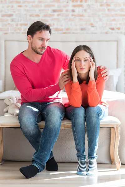 Ongezellig jonge vrouw lijdt aan migraine — Stockfoto