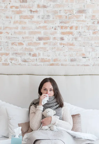 Mujer enferma deprimida descansando — Foto de Stock