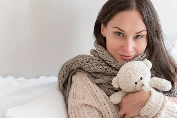 Wanita positif yang ceria memeluk boneka beruang — Stok Foto