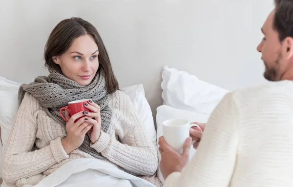 Trevlig attraktiv kvinna som håller en röd kopp — Stockfoto