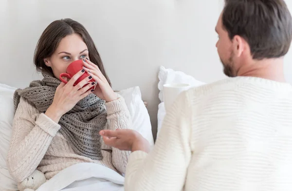 Aantrekkelijke zieke vrouw drinken tea — Stockfoto