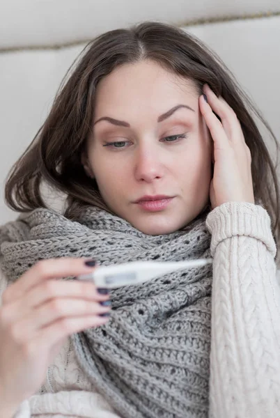 Mujer enferma sombría que tiene fiebre alta —  Fotos de Stock