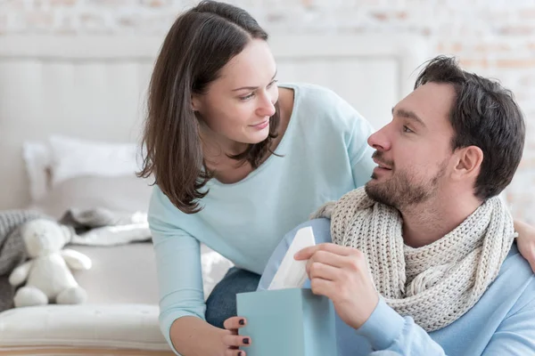 Netter bärtiger Mann nimmt ein Papiertaschentuch — Stockfoto