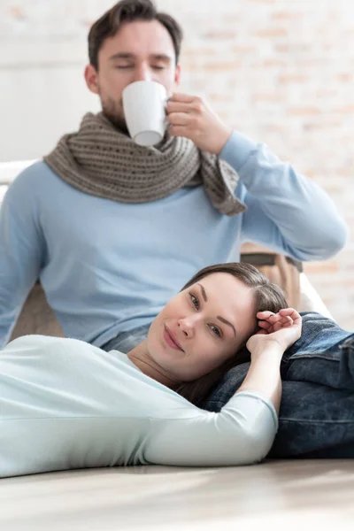 Leuke mooie vrouw liggend op haar vriendje — Stockfoto