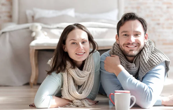 Vrolijke positieve paar glimlachen — Stockfoto