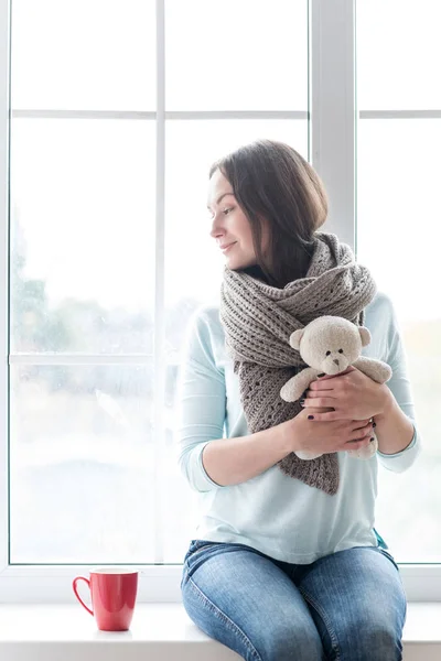 Alegre linda mujer sosteniendo un oso de peluche — Foto de Stock