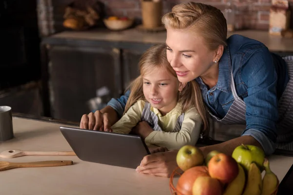 Dotter som sitter med sin mor i köket — Stockfoto