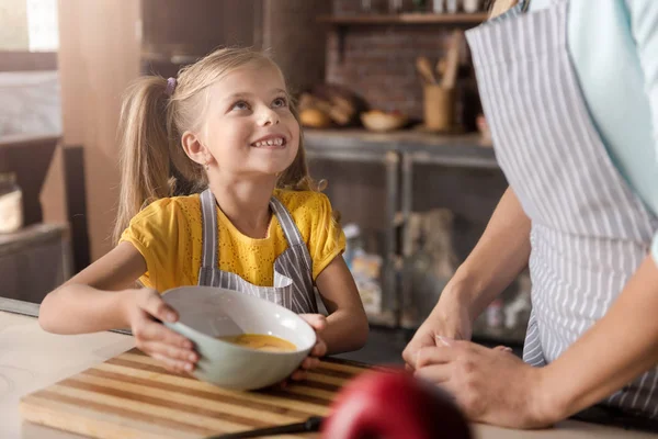 Lächelndes kleines Mädchen zeigt ihrer Mutter die Schale — Stockfoto