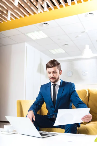 Professionele zakenman workign in het kantoor — Stockfoto