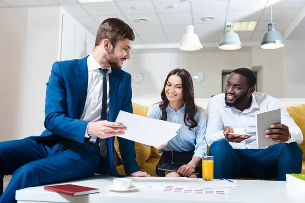 I colleghi professionisti positivi discutono il progetto — Foto Stock