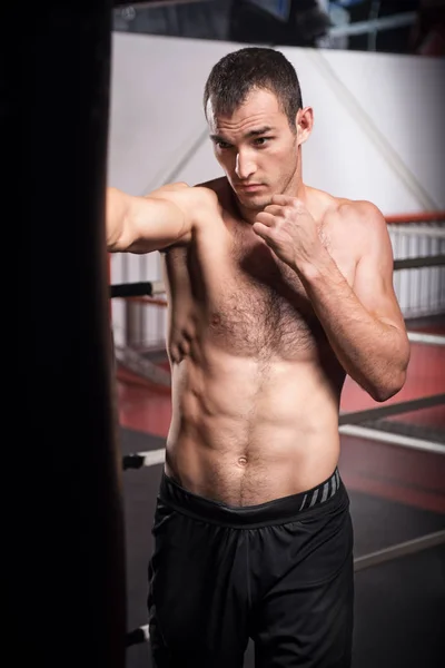 Adam yumruk torbası spor salonunda boks — Stok fotoğraf