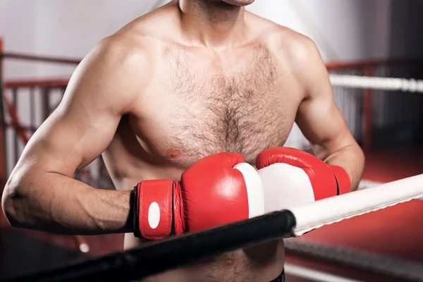 Primer plano del boxeador con guantes de boxeo —  Fotos de Stock