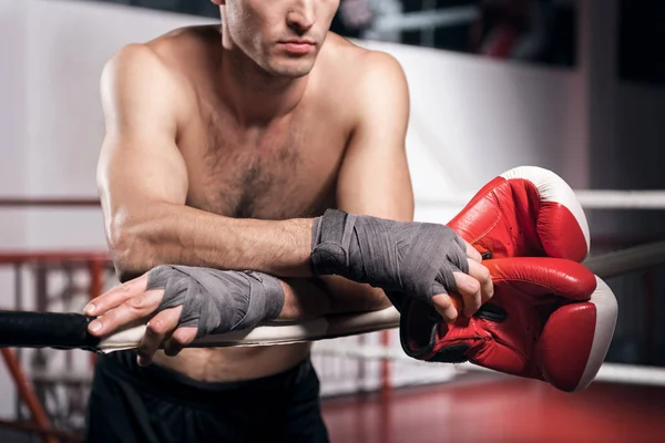 Boxer támaszkodva gyűrű kötél közelről — Stock Fotó