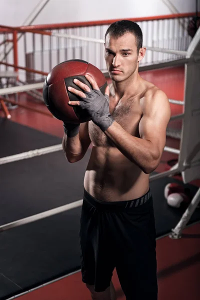 Kaslı adam Fitness topu tutan — Stok fotoğraf