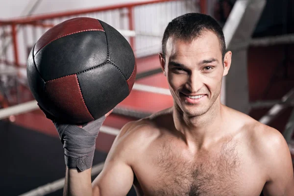 Uśmiechający się sportowca trzymając piłkę fitness — Zdjęcie stockowe
