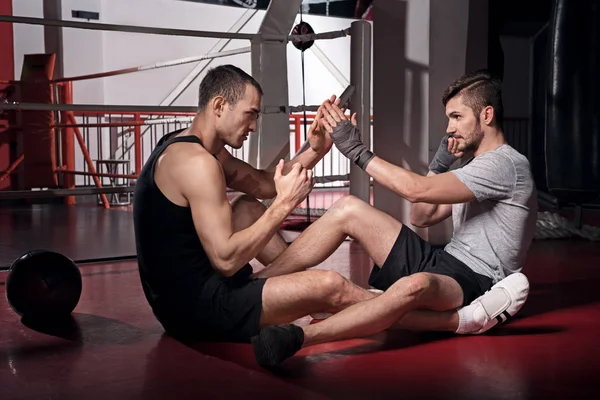 Zwei Männer, die Kampfkunst praktizieren — Stockfoto