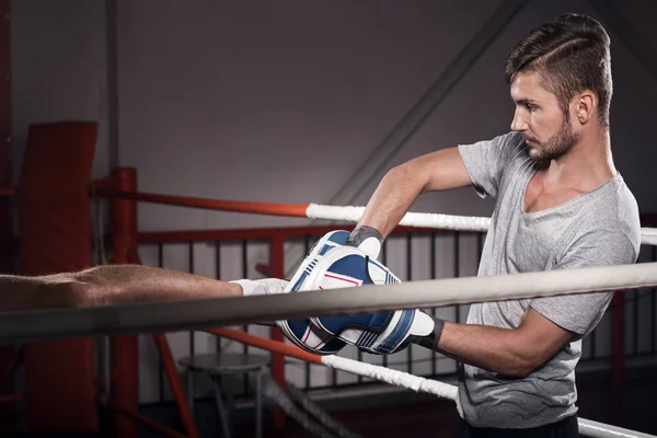 Primer plano del entrenador con almohadilla de boxeo —  Fotos de Stock