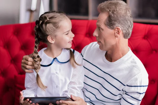 Blij meisje rusten met haar grootvader — Stockfoto