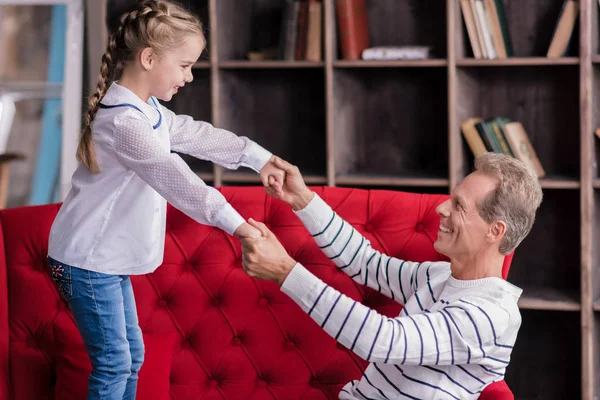 Küçük kız onun dedesi ile eğleniyor eğlendirdi — Stok fotoğraf