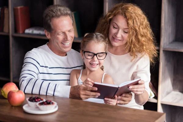 기쁘게 어린 소녀 그녀의 조부모와 함께 읽기 — 스톡 사진
